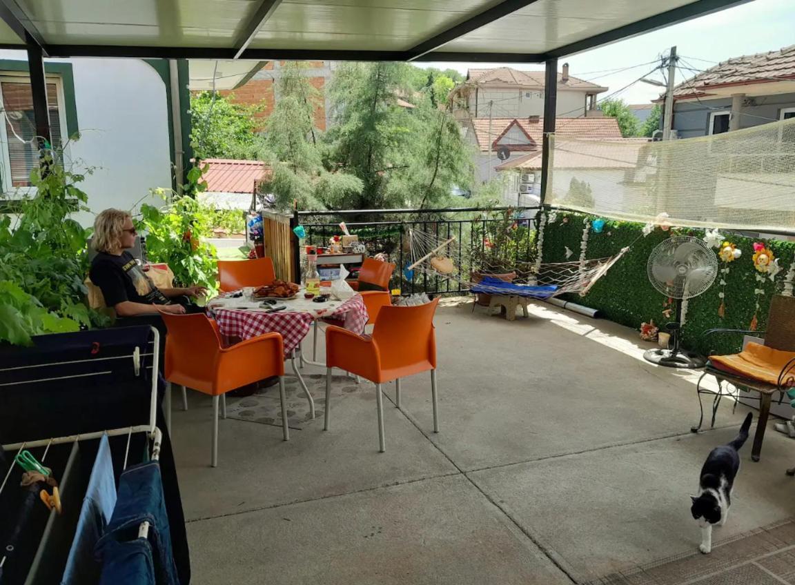 Bed and Breakfast Adem'S Cozy Terrace Retreat Скопье Экстерьер фото